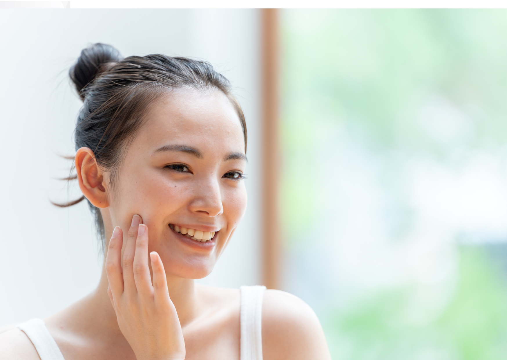 小顔効果：シミだけでなくトータルな美しさを